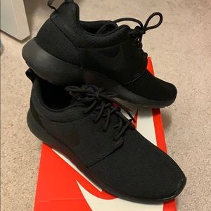 Brand new nike athletic shoes